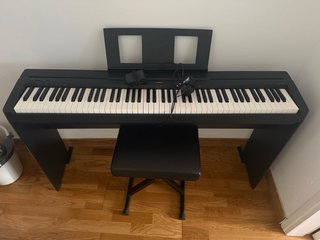 Piano Yamaha con soporte y banqueta