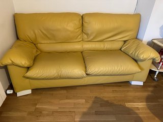 Sofá de piel amarillo