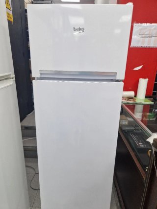 Nevera marca BEKO altura 1:60 cm ancho 54 cm.