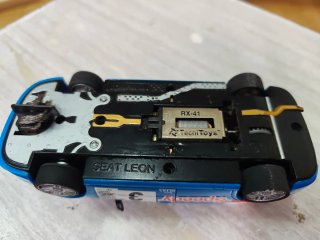 Coche Scalextric SEAT León SCX