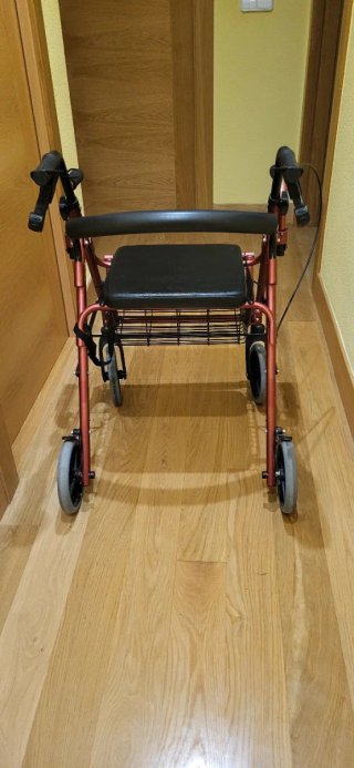 Andador y silla de ruedas dos en uno.