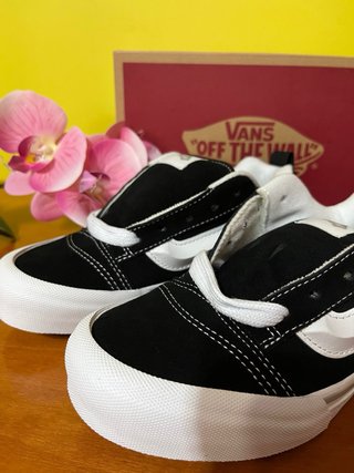 Zapatillas Vans Knu Skool Negras y Blancas