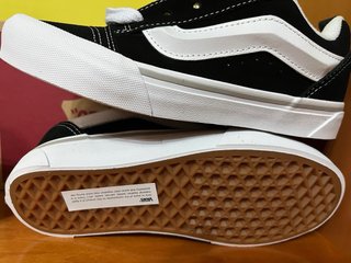 Zapatillas Vans Knu Skool Negras y Blancas