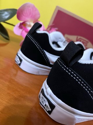 Zapatillas Vans Knu Skool Negras y Blancas