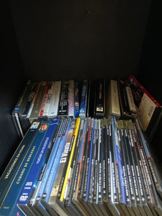 Mueble Negro con Lote Discos y DVDs
