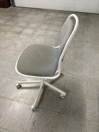 Silla de oficina gris y blanca