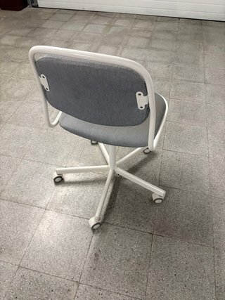 Silla de oficina gris y blanca