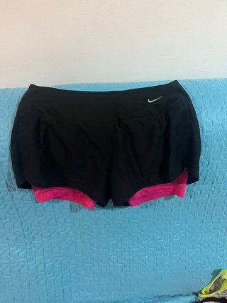 Falda pantalón deportiva Nike negra y rosa