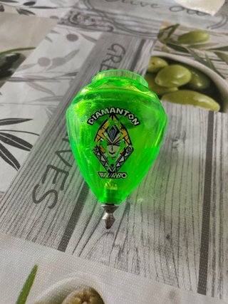3 trompos de plástico con cuerda