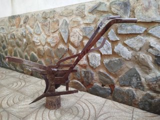 Arado antiguo de vertedera restaurado