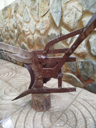 Arado antiguo de vertedera restaurado