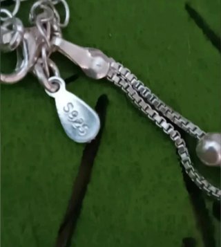 Lote de bisutería: pulseras y broches