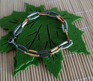 Lote de bisutería: pulseras y broches