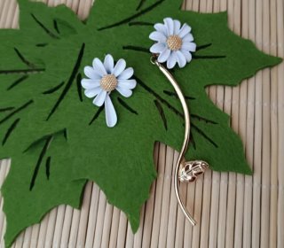 Lote de bisutería: pulseras y broches