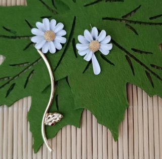 Lote de bisutería: pulseras y broches