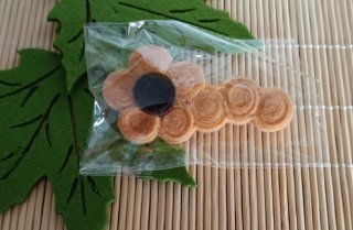 Lote de bisutería: pulseras y broches