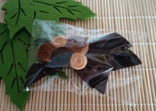Lote de bisutería: pulseras y broches