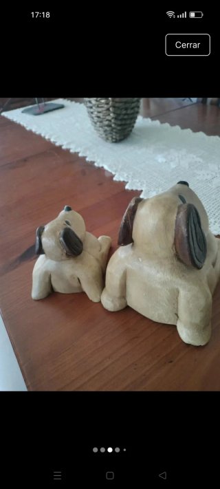 Figuras de perros de madera