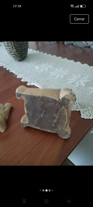 Figuras de perros de madera