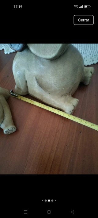 Figuras de perros de madera