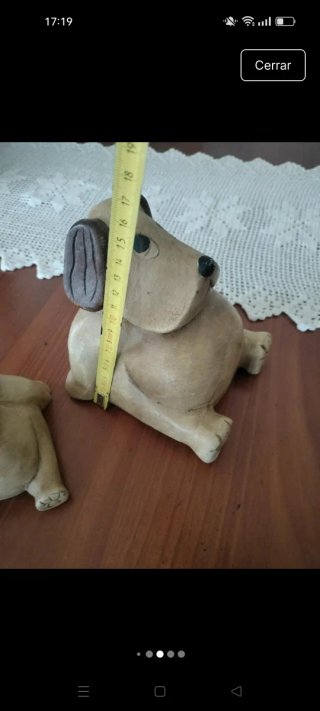 Figuras de perros de madera