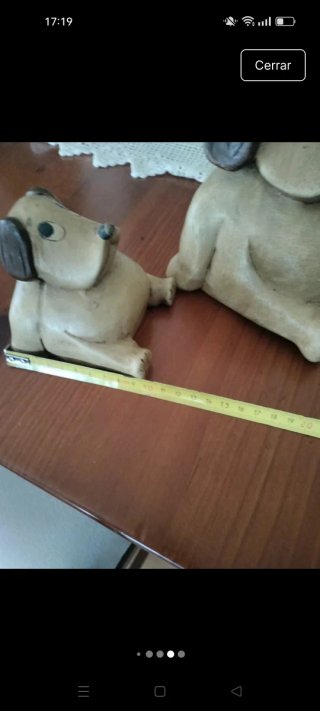 Figuras de perros de madera