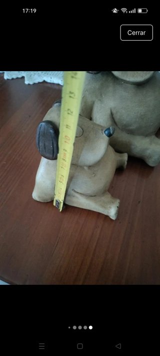 Figuras de perros de madera