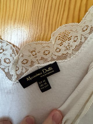 Top canalé color crema Massimo Dutti con encaje