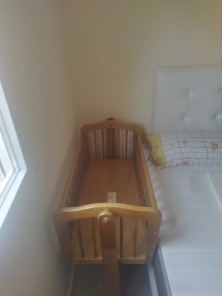 Cuna de madera para bebé
