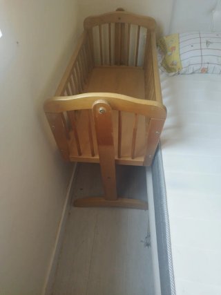 Cuna de madera para bebé