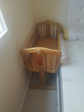 Cuna de madera para bebé