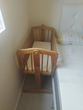 Cuna de madera para bebé