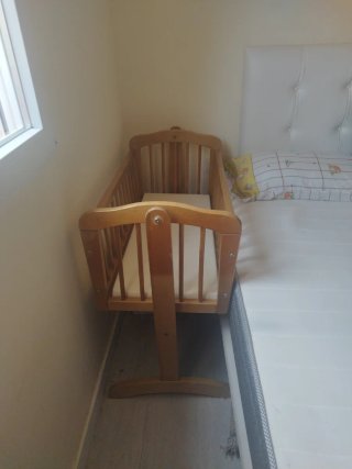 Cuna de madera para bebé