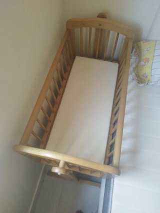 Cuna de madera para bebé
