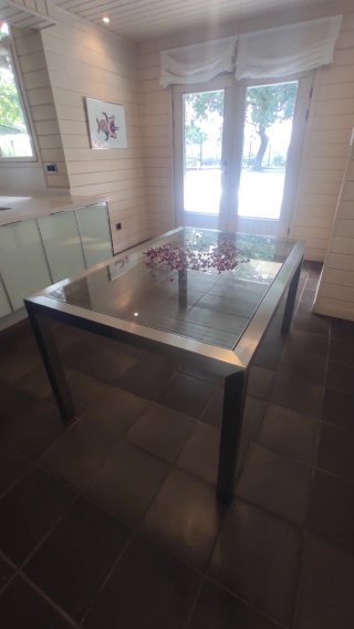 Tavolo da centro in acciaio e cristallo