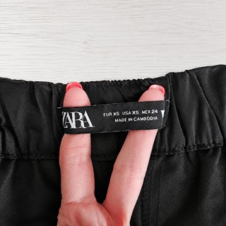 Pantalón cargo satinado Zara negro XS