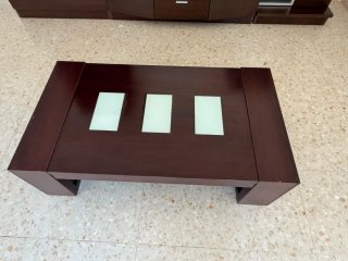 Mesa de centro oscura con cristal