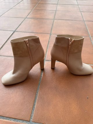 Botines Lodi Beige Tacón Cuadrado