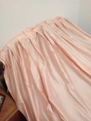 Cortinas caídas beige y rosa