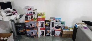 Lotto Oggetti Casalinghi: Bilancia, Lampada, Cuffi