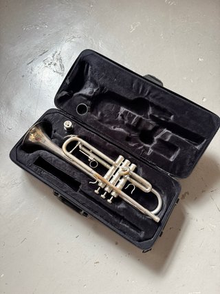 Trompeta J. Michael con estuche