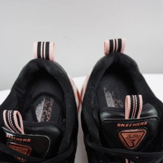 Zapatillas Skechers Negras y Doradas