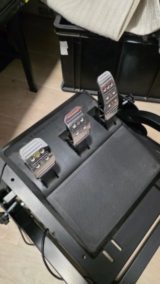 Volante Thrustmaster Ferrari con soporte PC y PS4