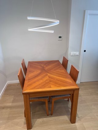 URGE - Mesa Comedor Cerezo + 4 Sillas tapizadas