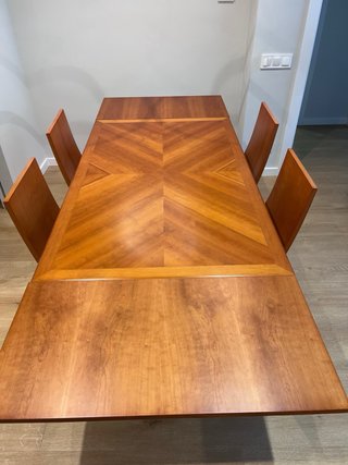 URGE - Mesa Comedor Cerezo + 4 Sillas tapizadas