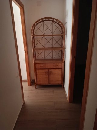 Estantería de mimbre con arcos