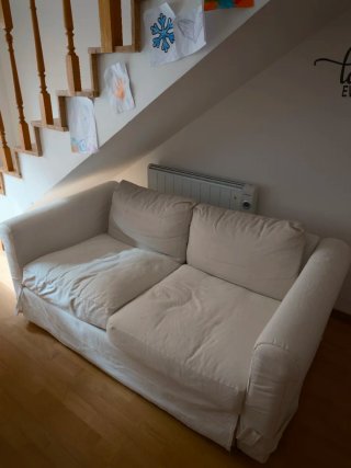 Sofá blanco con funda gris