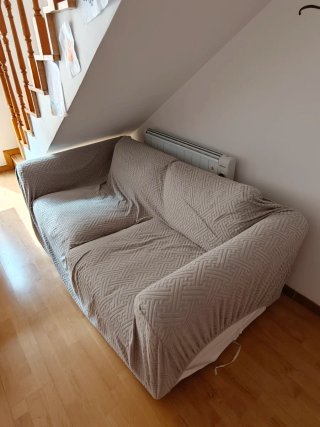 Sofá blanco con funda gris