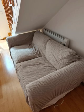 Sofá blanco con funda gris