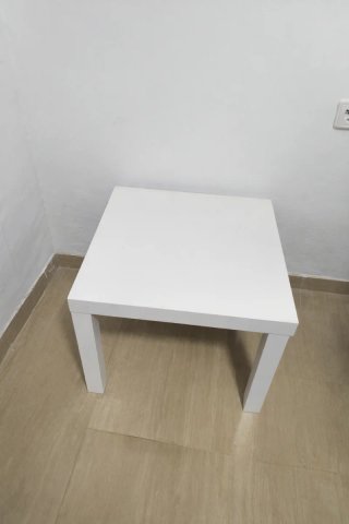 Mesita auxiliar blanca de madera del ikea